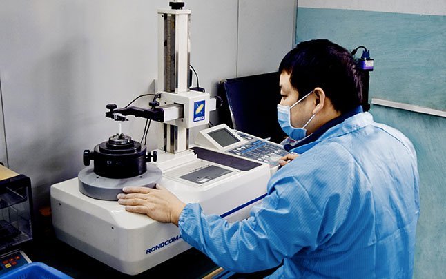 Roundness measuring instrument used to inspect precision ceramic parts